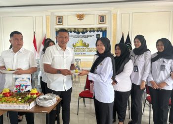 Rutan Bandar Lampung Gelar Upacara Virtual dan Pemotongan Tumpeng Peringati Hari Bakti Kementerian Imigrasi dan Pemasyarakatan ke-1 Tahun 2025