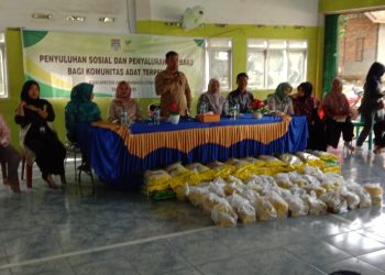 Dinsos Melakukan penyuluhan Sosial dan penyaluran Sembako bagi komunitas adat terpencil Di desa sungaikijang