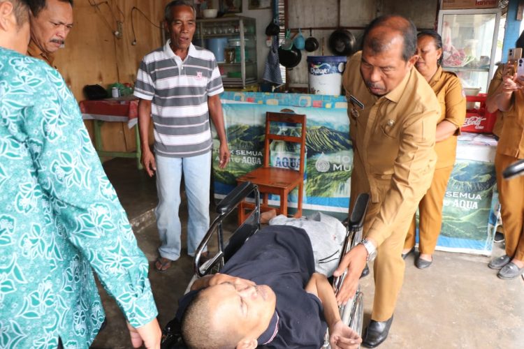 Wakil Bupati Toba Serahkan Kursi Roda, Hadirkan Harapan Baru bagi Warga Lumpuh di Lumban Bulbul