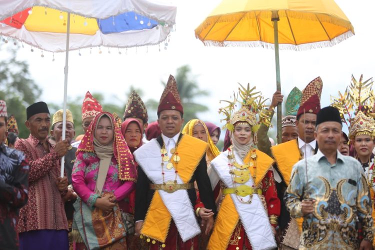 Bupati Pringsewu & Ketua TP-PKK Terima Gelar Adat Dari Penyimbang Adat Saibatin Pardasuka