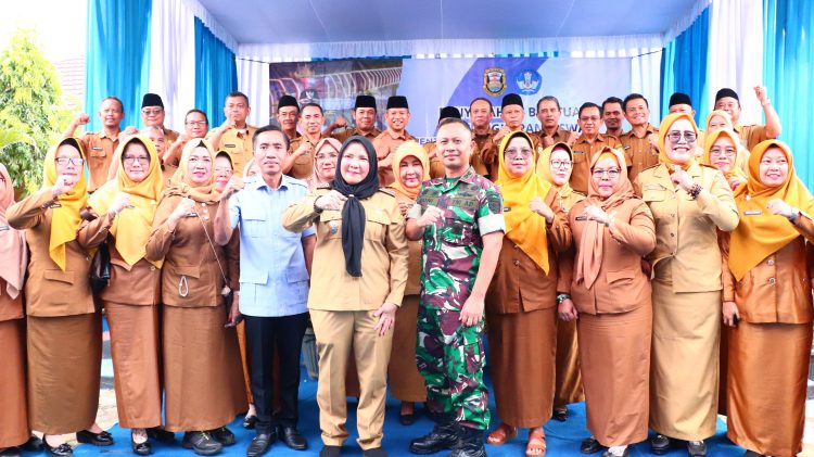 Wali Kota Bandar Lampung Serahkan Bantuan Pendidikan kepada Siswa SD dan SMP