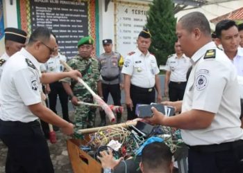 Bersama TNI Polri, Lembaga Pemasyarakatan (Lapas) Kelas IIB Kotaagung musnahkan barang sitaan hasil razia