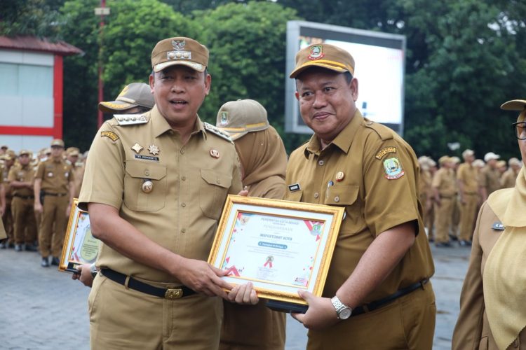 Wali Kota Bekasi Pimpin Apel Senin Pagi dan Serahkan Berbagai Penghargaan