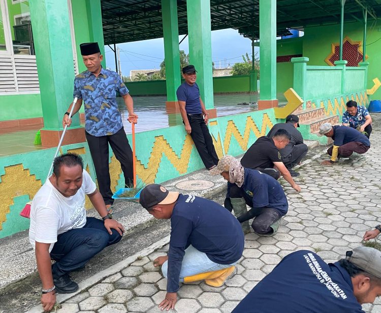 Jelang Ramadhan, Kalapas Narkotika Bandar Lampung Pimpin Langsung Korve Bersihkan Masjid Nurul Huda Way Huwi