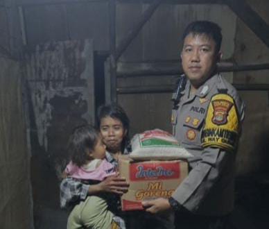 Bhabinkamtibmas Way Gubak Hadirkan Harapan di Bulan Ramadan, Salurkan Sembako untuk Warga Kurang Mampu