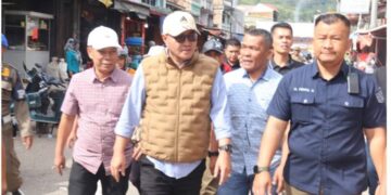 Walikota Alfin, S.H. Didampingi Sekretaris Alpian Meninjau Kondisi Lapak Pedagang Pasar Tanjung Bajure