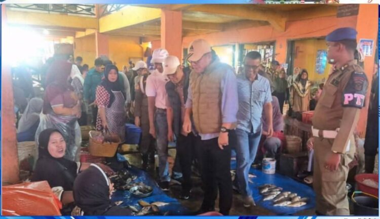 Menciptakan Lingkungan Pasar Tertata Bersih, Walikota Alfin, SH Hadiri Penataan Pasar Tanjung Bajure