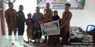 Bantu Masyarakat Kurang Mampu, Pemdes Pangkalan Salurkan BLT-DD ke 12 KPM