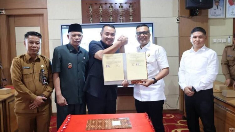 Terciptanya Tata Pemerintahan Yang Baik, Wali Kota Sungai Penuh Alfin, SH dan Robi Haryanto Kejari Sungai Penuh Sepakat Menandatangani Mou