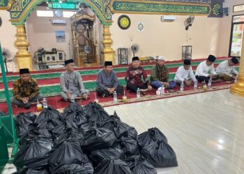 Bukber di Masjid Nurul Huda, Ketua DPRD Hamdani Serahkan Sembako untuk Warga Kampung Baru