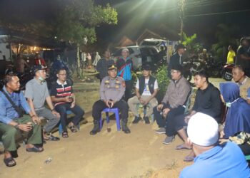 Ikut Dampingi Bupati Tinjau Korban Kebakaran Teluk Nilau Anggota DPR Lukas Cholikul R Dorong Respon Cepat Dan Tepar