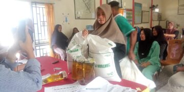 PROGRAM KETAHANAN PANGAN: KEPALA DESA SUNGAI JAUH SERAHKAN BERAS DAN MINYAK SESUAI PROSEDUR