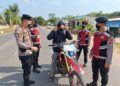 Cegah Gangguan Pernapasan Akibat Abu Vulkanik, Polisi di Way Kanan Bagikan Masker kepada Masyarakat