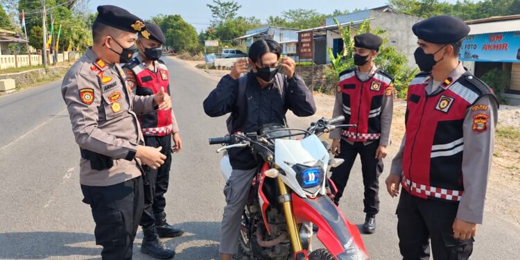 Cegah Gangguan Pernapasan Akibat Abu Vulkanik, Polisi di Way Kanan Bagikan Masker kepada Masyarakat